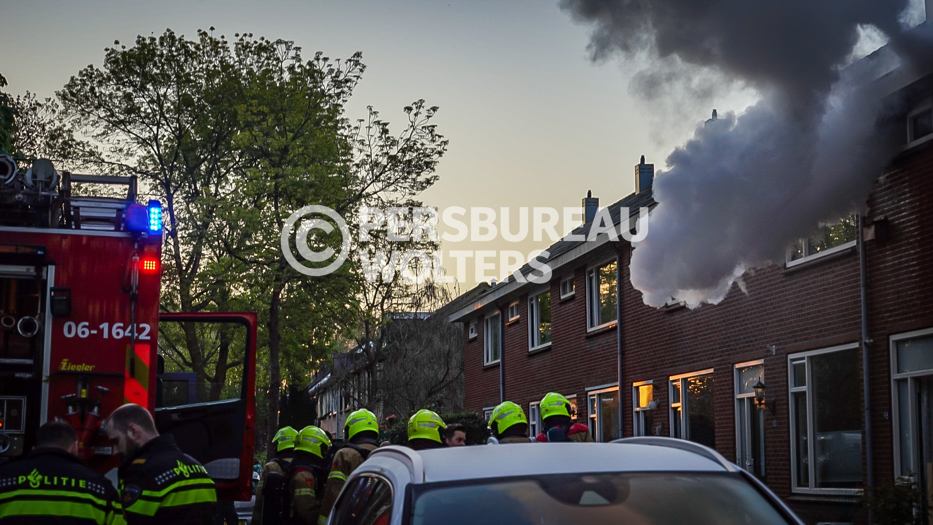 (Video) Uitslaande woningbrand aan de Treubstraat in Nunspeet