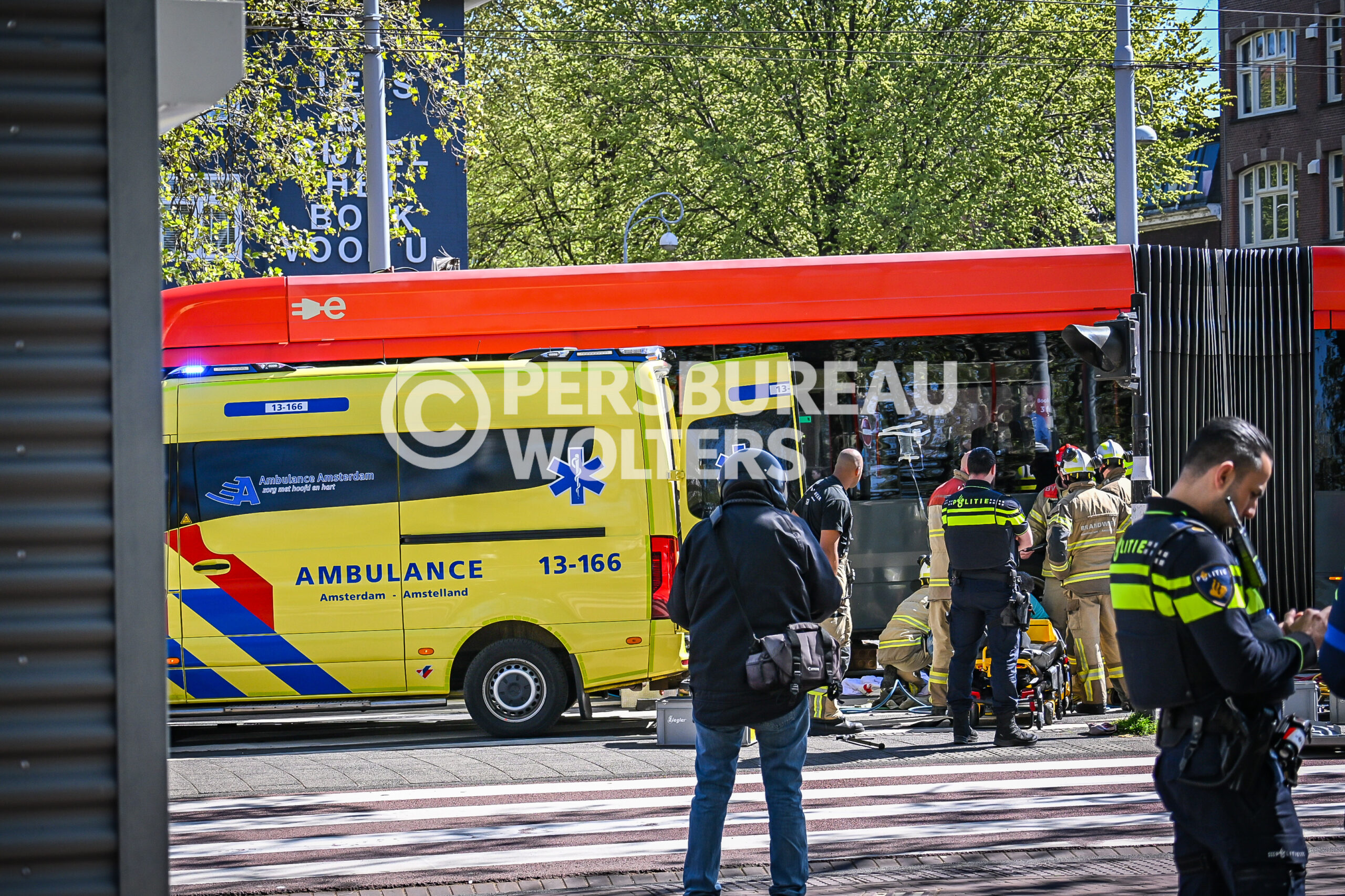 (Video) Slachtoffer bekneld bij ongeval met gelede bus in Amsterdam, met spoed naar ziekenhuis