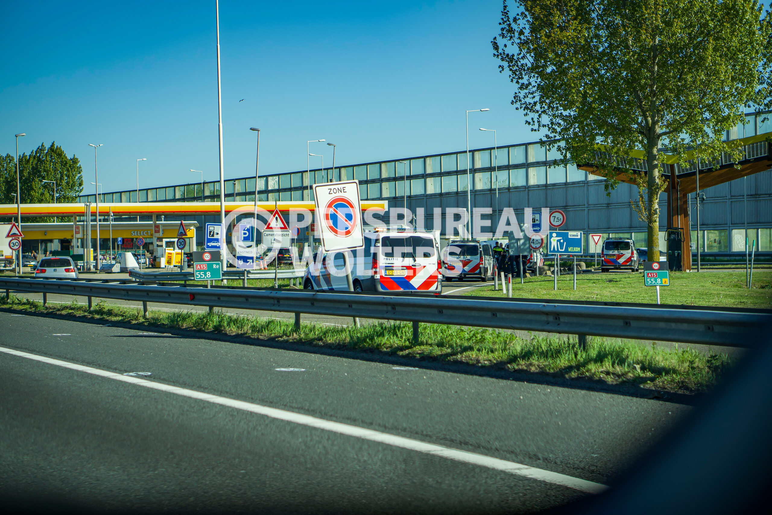 Gestolen auto klemgereden op A15 bij Rotterdam, verdachte aangehouden