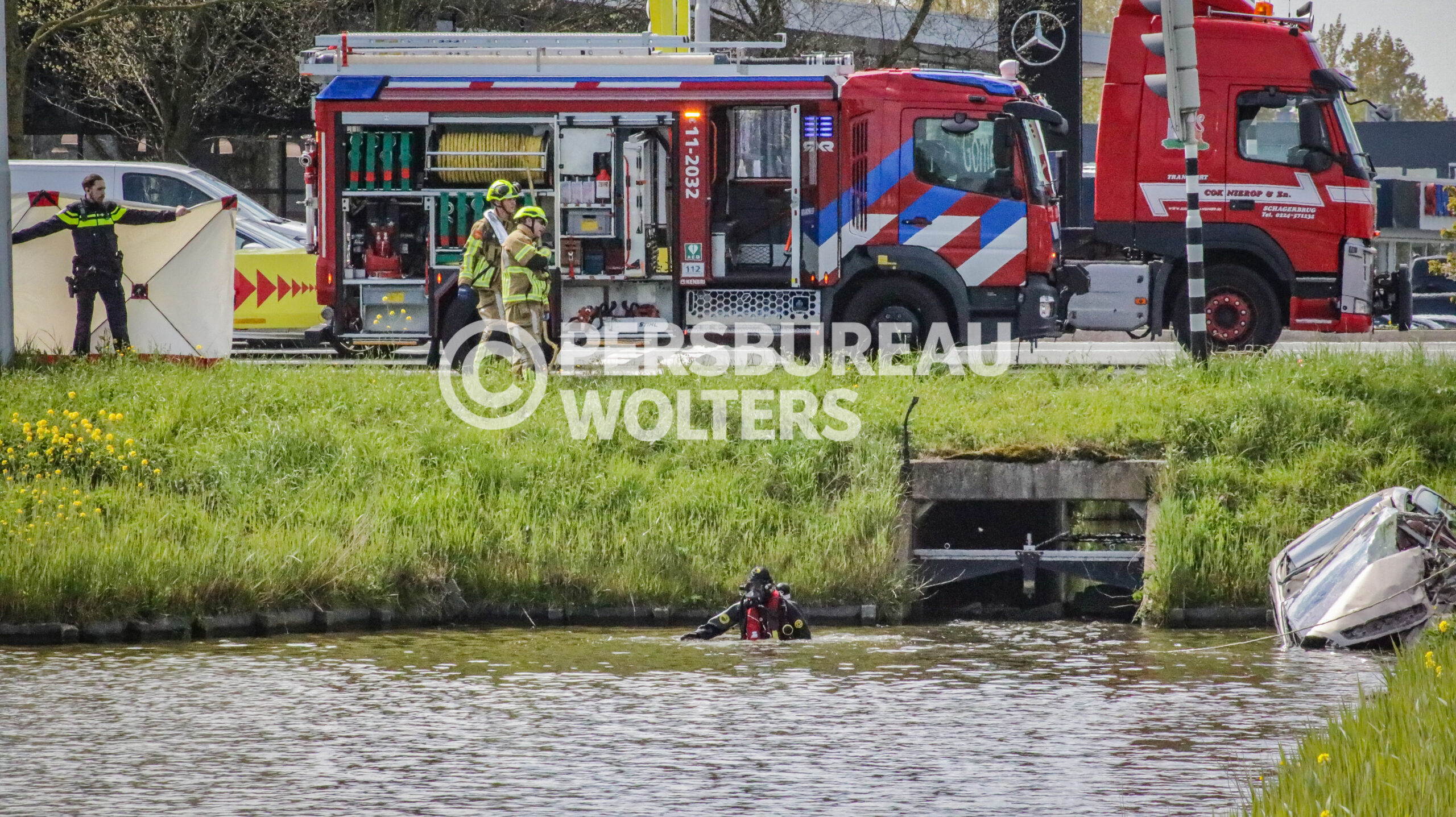 Auto raakt te water op N244 Purmerend, bestuurder raakt ernstig gewond