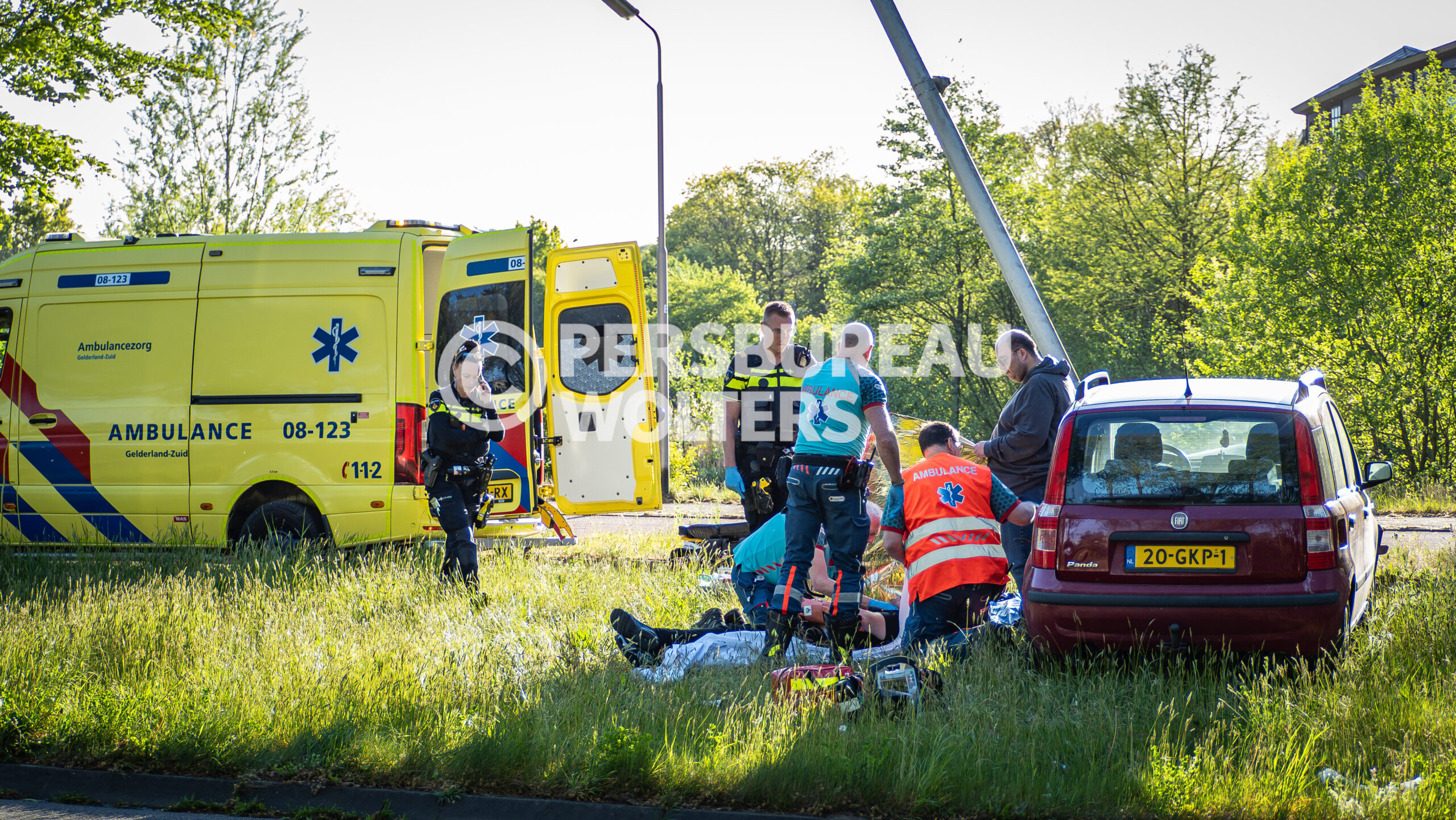Auto raakt van de weg en botst tegen lantaarnpaal in Nijmegen