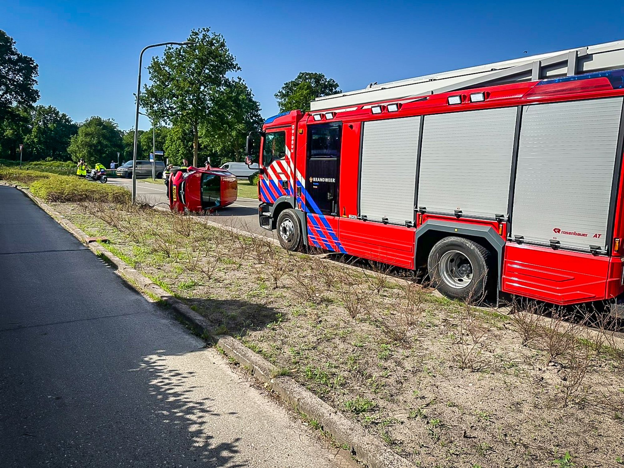 Auto op zijkant bij eenzijdig ongeval in Emmen