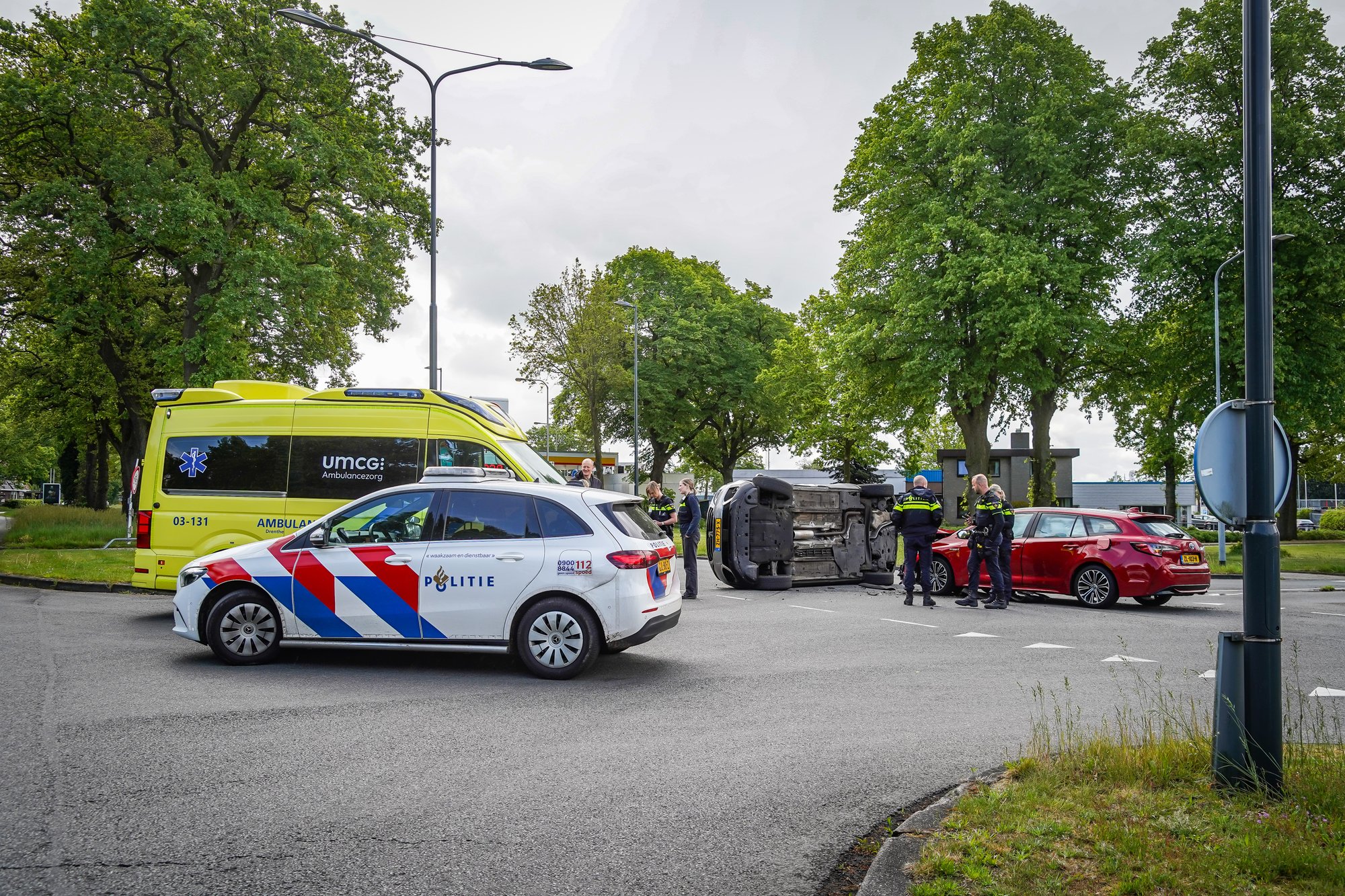 Auto op zijkant na ongeval op kruising in Emmen