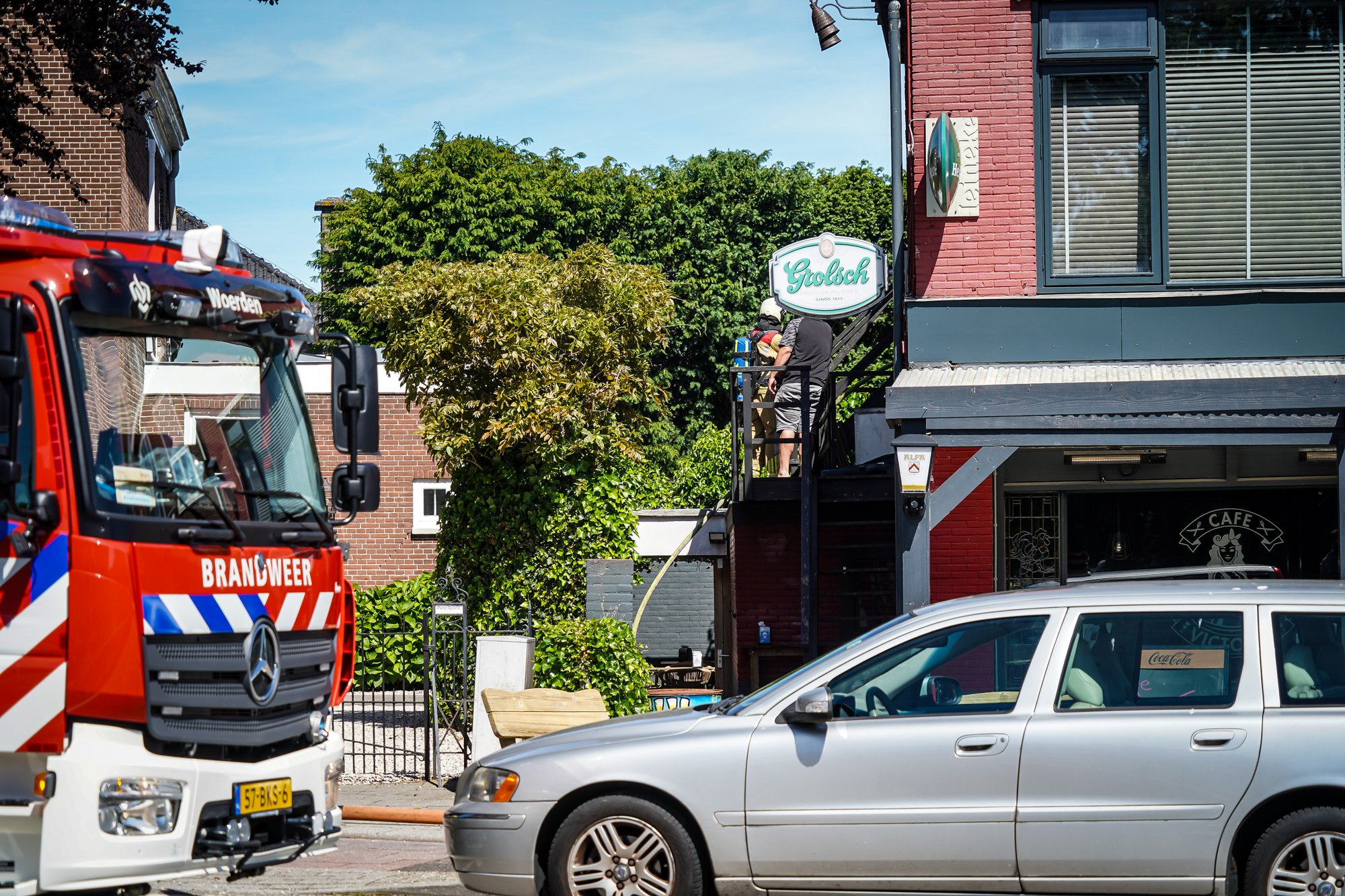 Brand op dak van café in Woerden snel onder controle