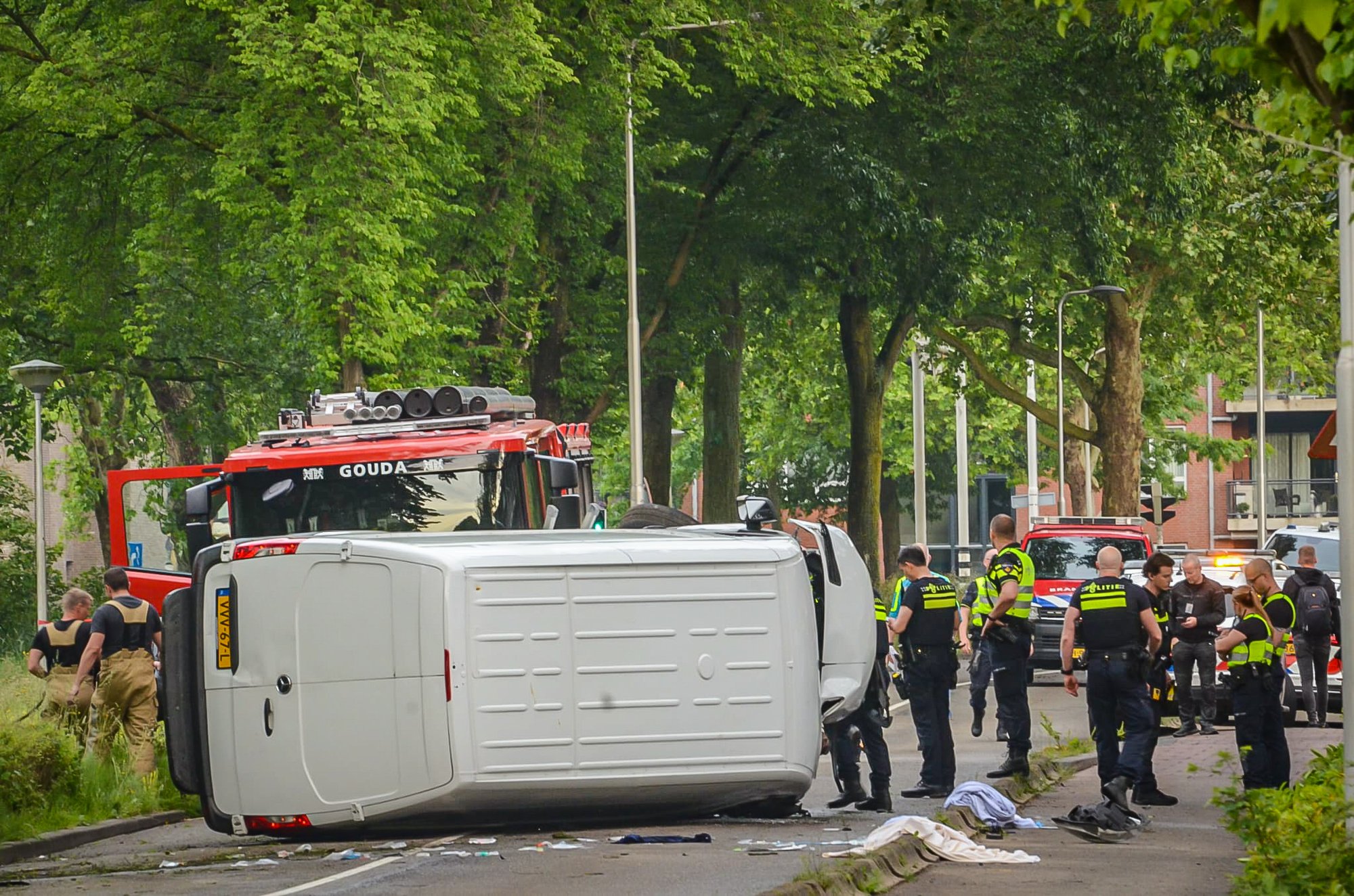 Busje op zijkant bij ernstig ongeval in Gouda, slachtoffer gereanimeerd