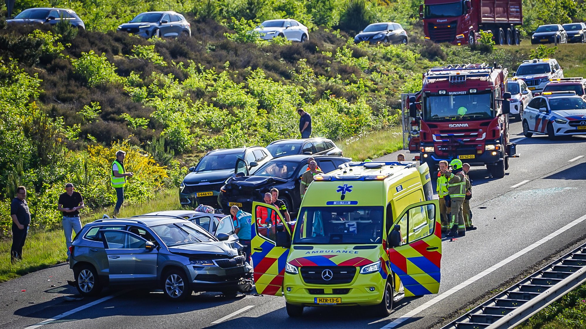 Ernstig verkeersongeval met drie auto’s op A28 bij Nunspeet