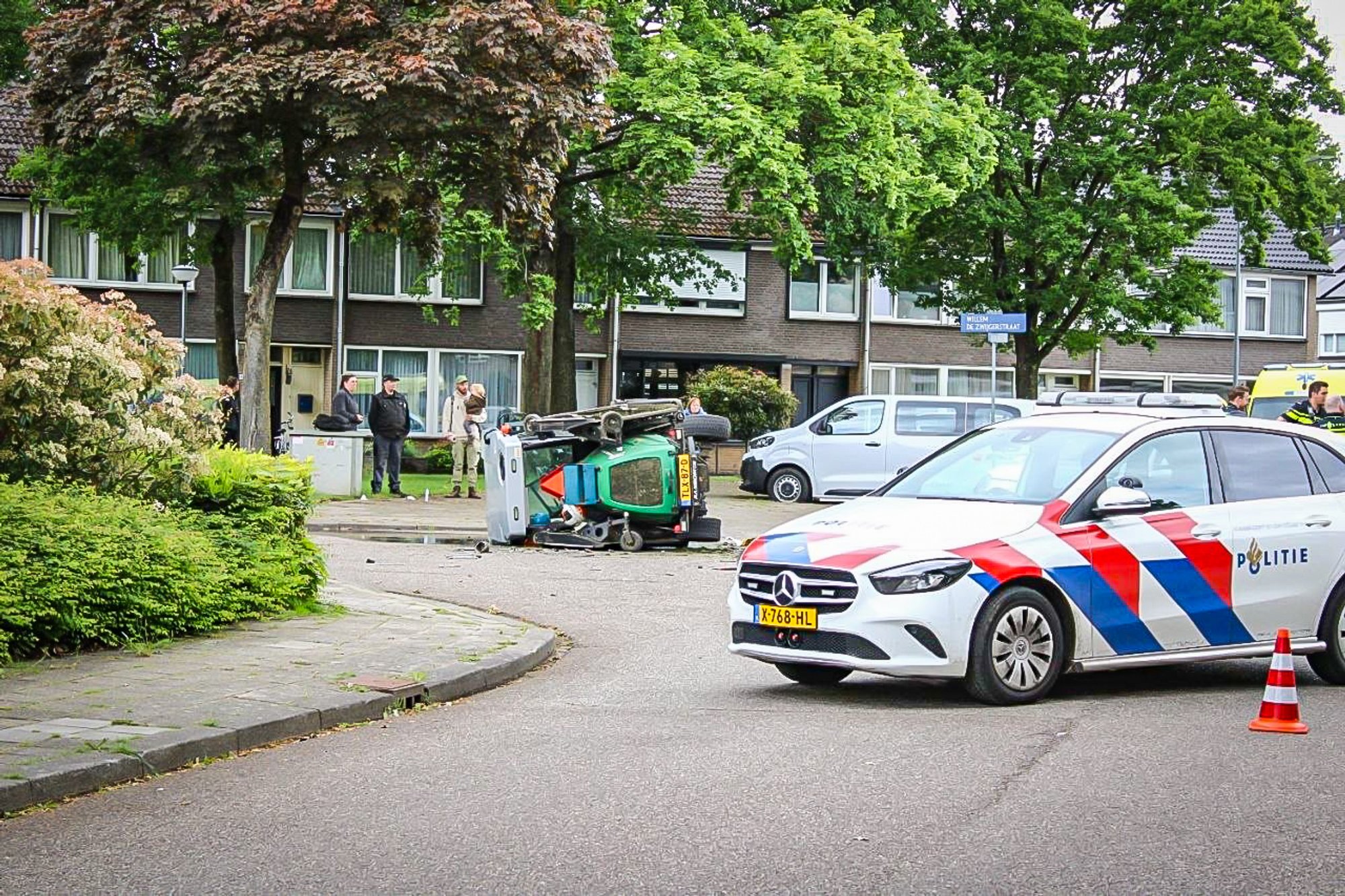 Grasmaaier op zijkant na ongeval in Venlo