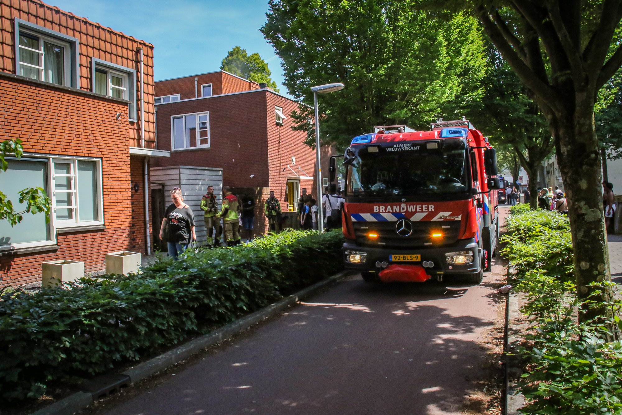 Heg en parasol in brand in achtertuin van woning in Almere