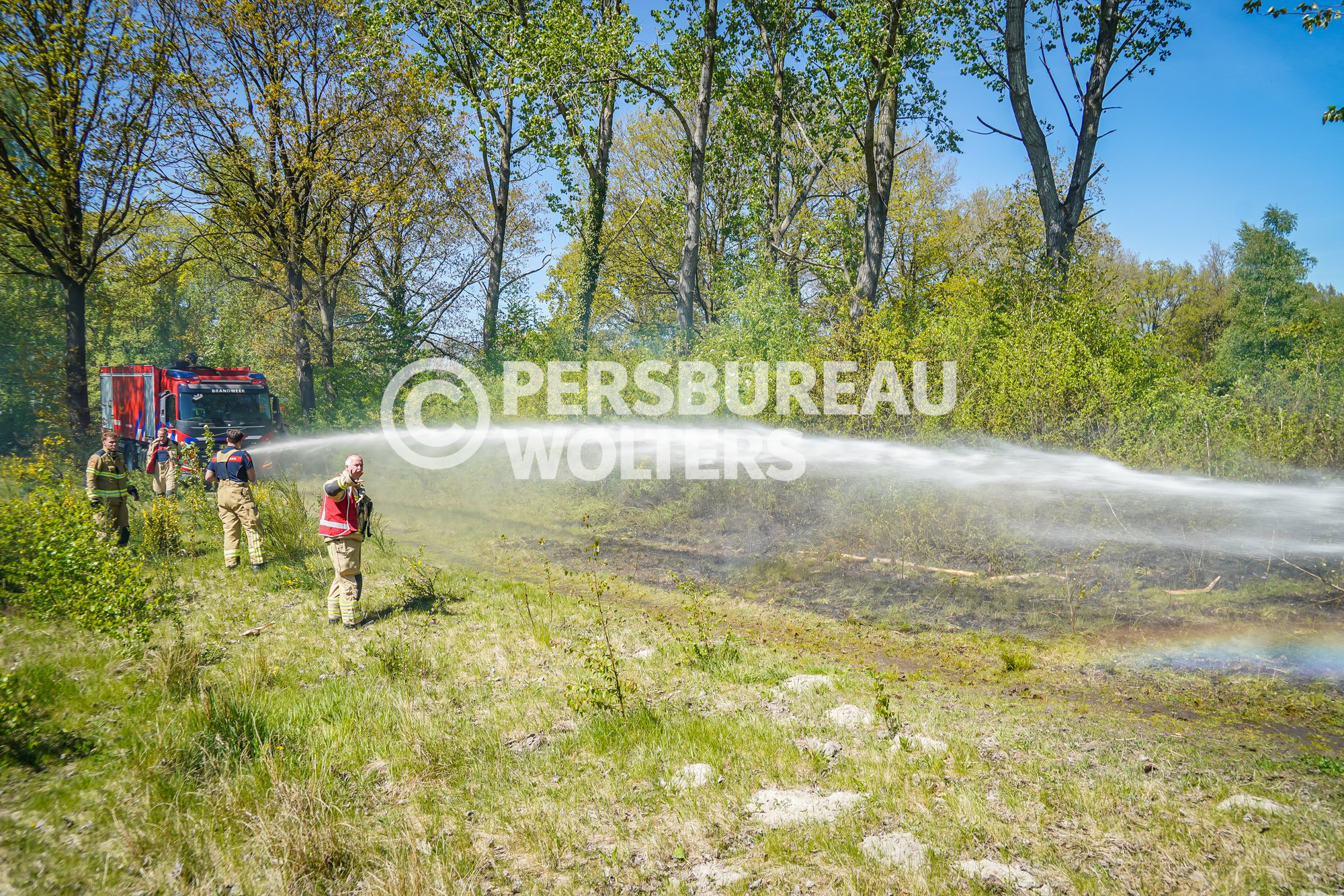 Brandweer blust brand met waterkanon aan Angesloërdijk in Emmen