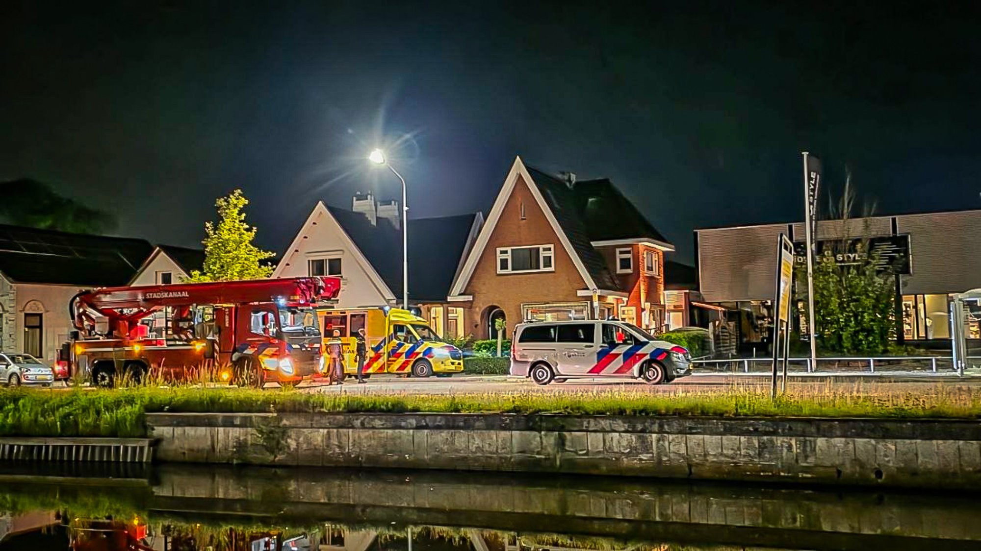 Man op dak zorgt voor grote inzet hulpdiensten in Stadskanaal