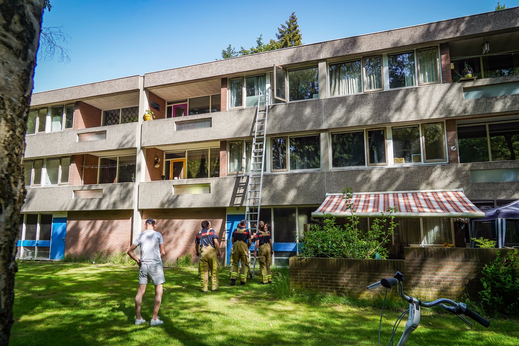 Moeder in paniek nadat kind haar buitensluit op balkon in Emmen