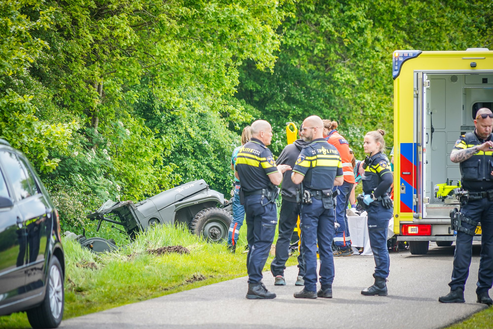 Oude legertruck slaat over de kop bij ongeval in Roswinkel