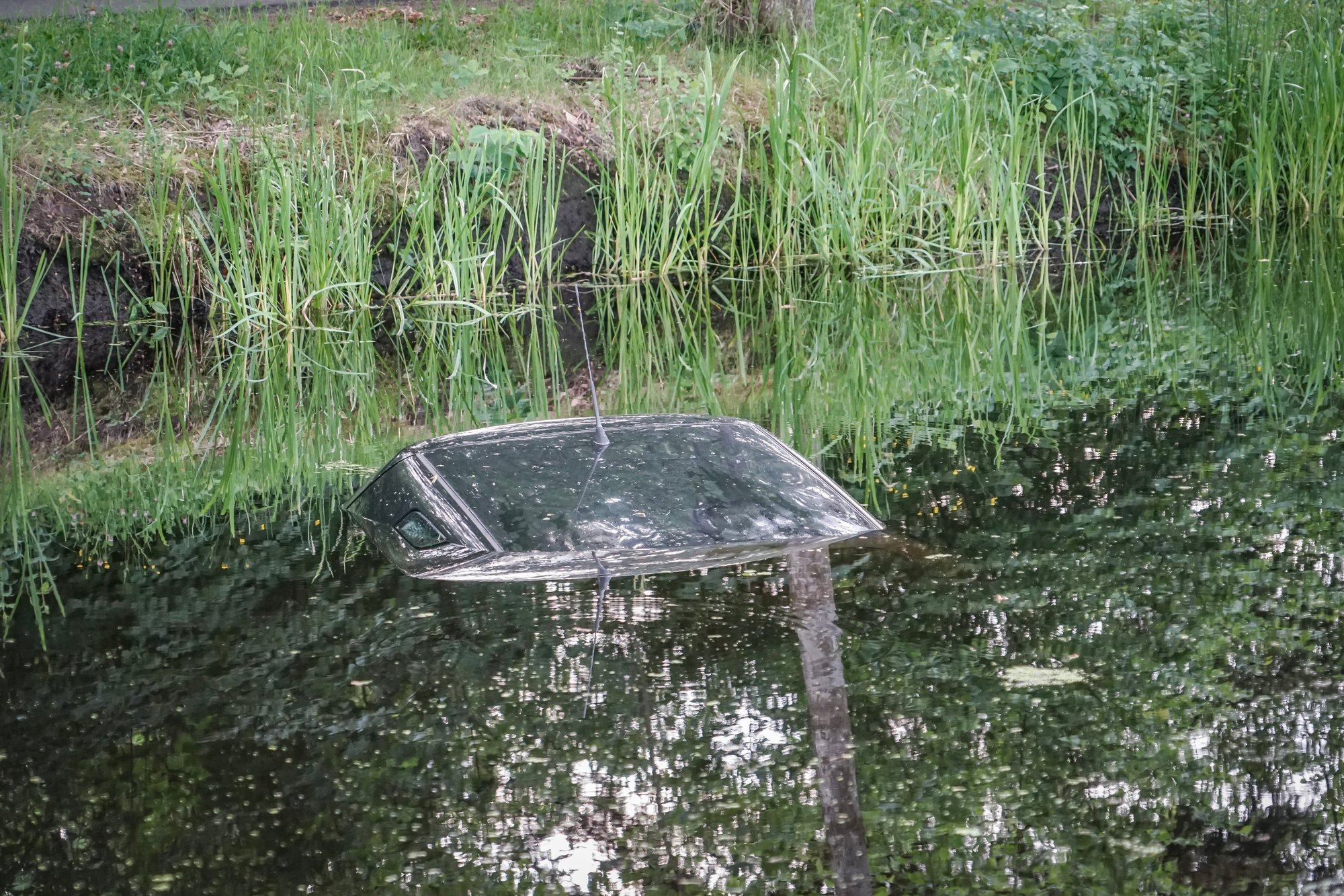 (UPDATE) Auto belandt in vaart langs Elleboogsvaart in Haulerwijk