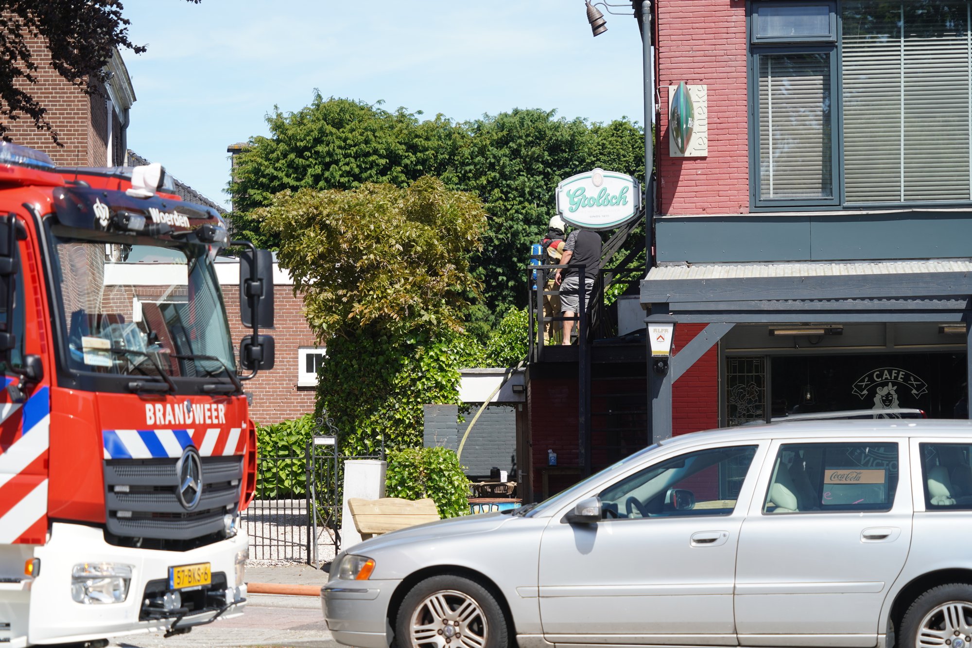 (UPDATE) Brand op dak van café in Woerden snel onder controle