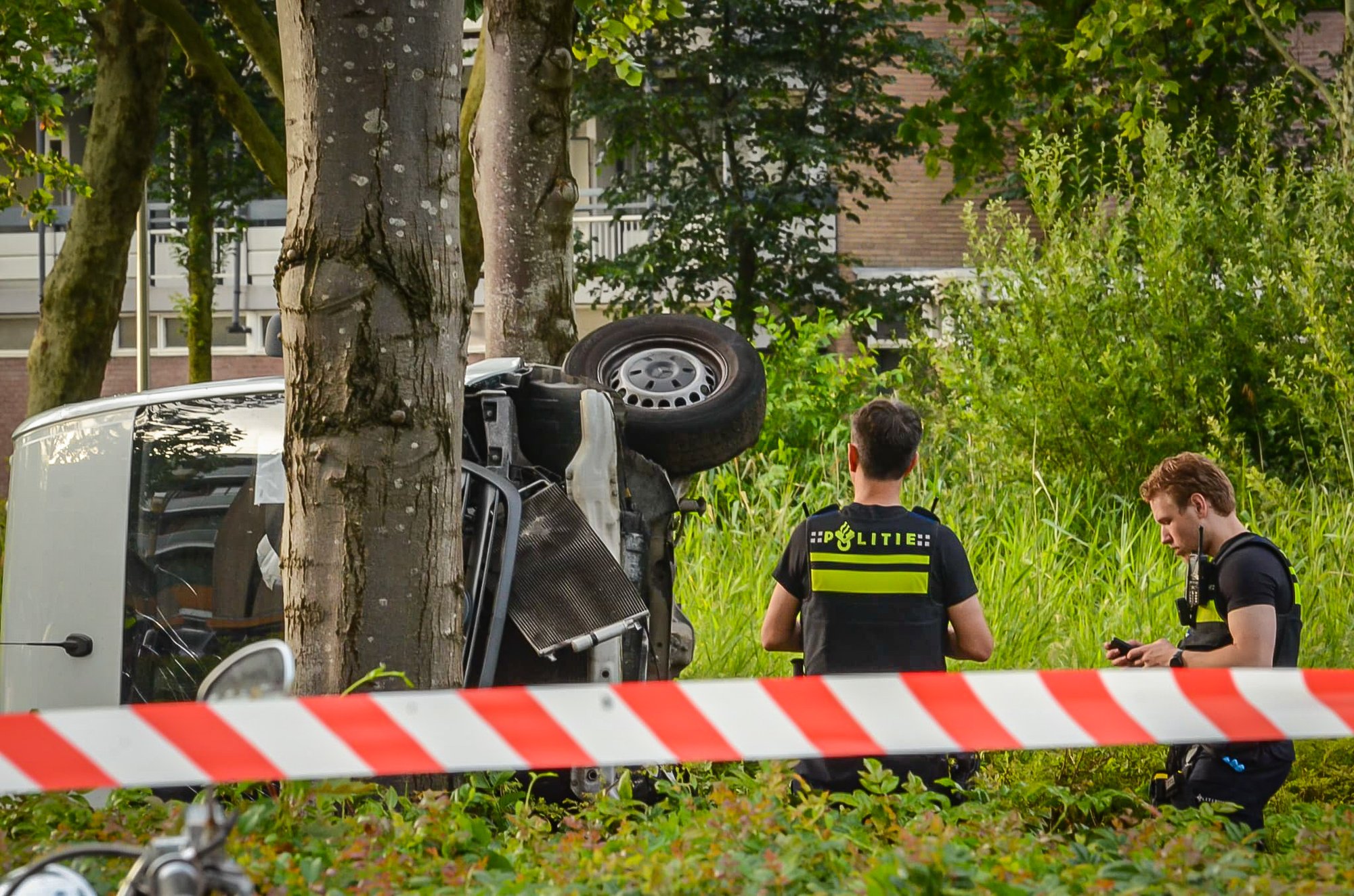 (UPDATE) Busje op zijkant bij ernstig ongeval in Gouda, slachtoffer gereanimeerd