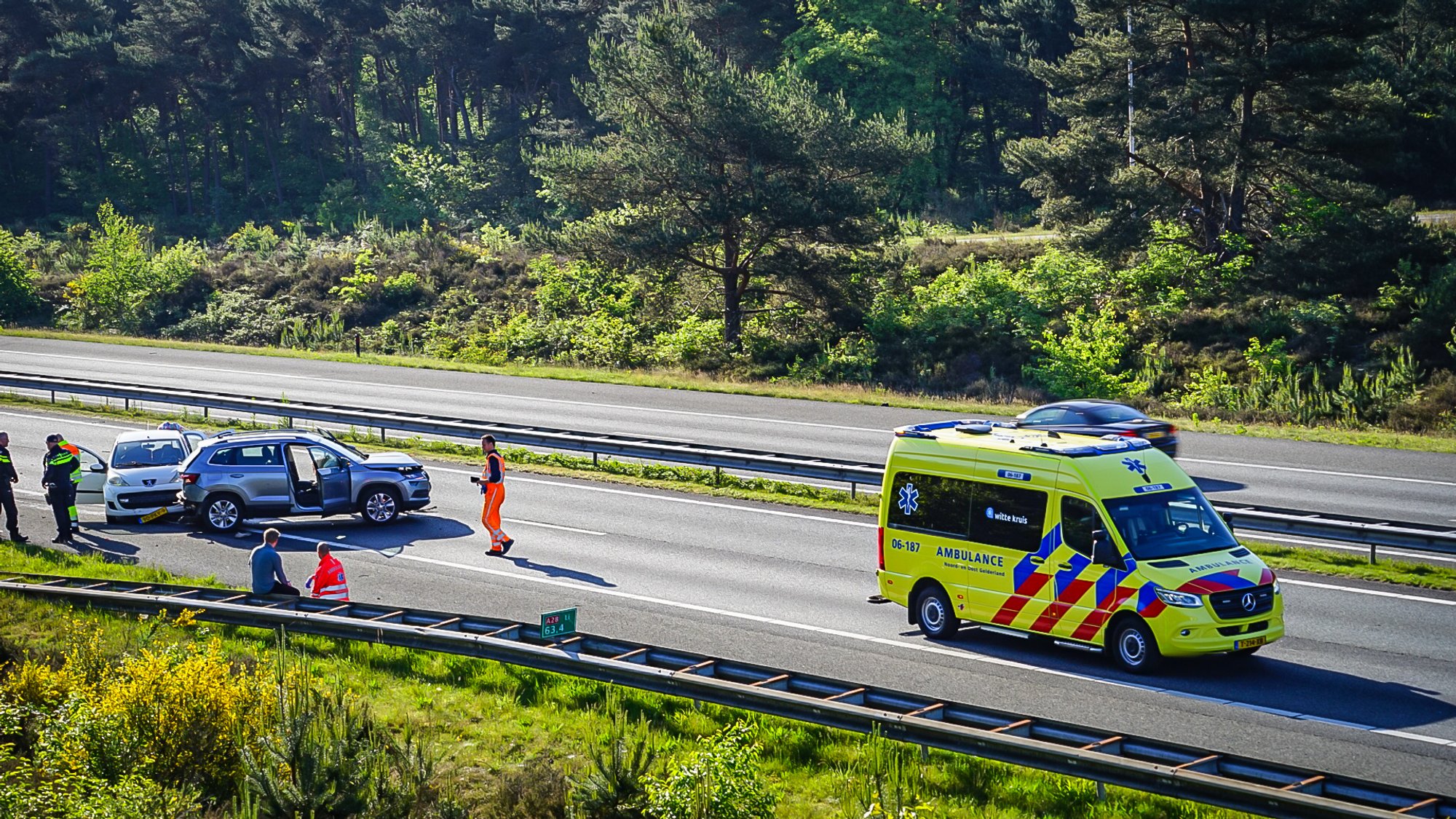(UPDATE) Ernstig verkeersongeval met drie auto’s op A28 bij Nunspeet