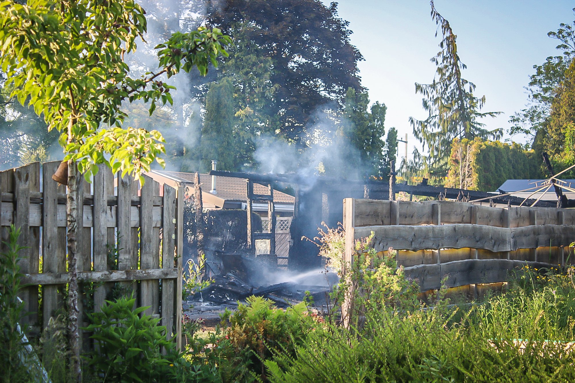 (UPDATE) Grote brand op terrein van voetbalvereniging in Amsterdam
