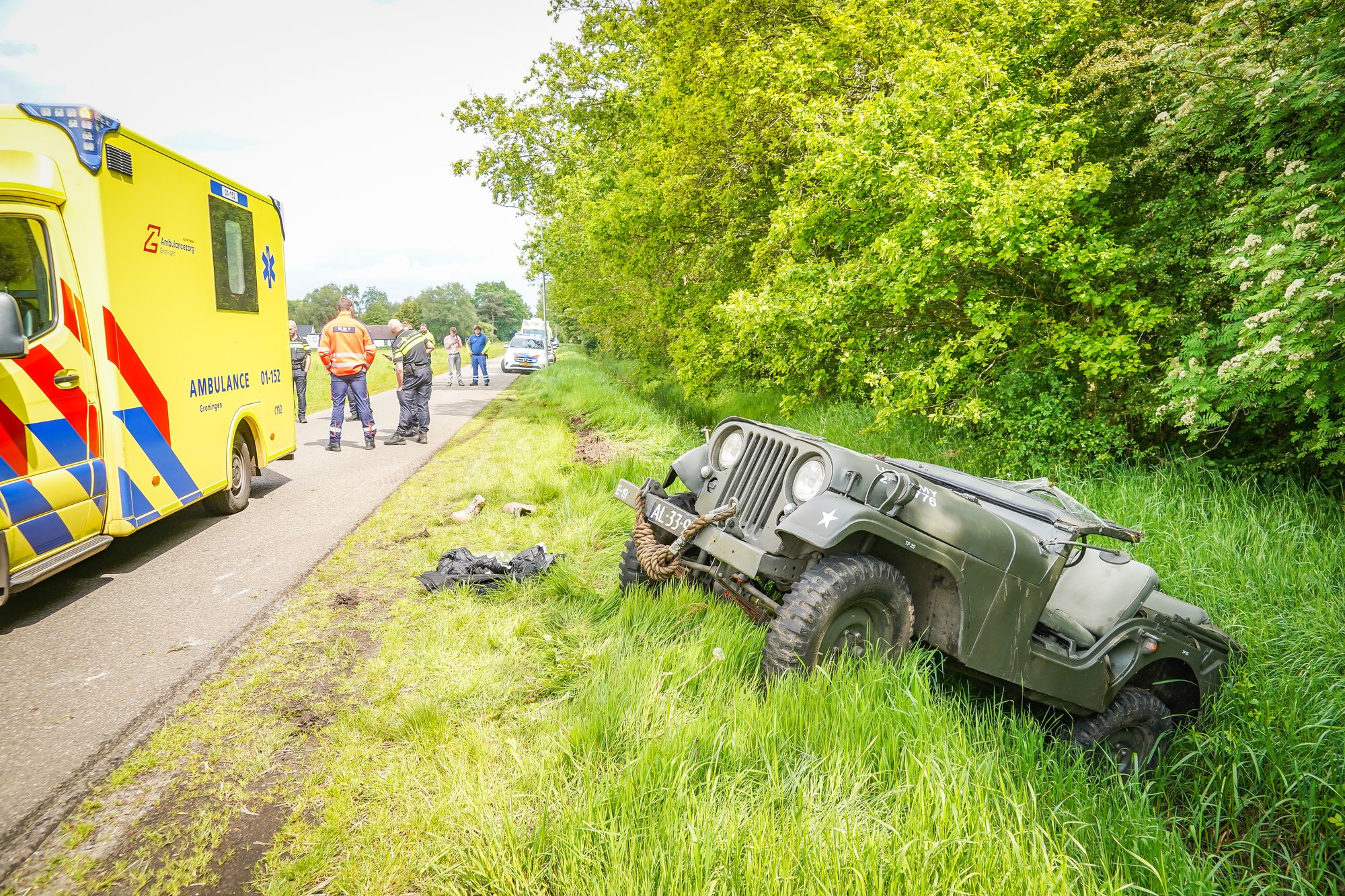 (UPDATE) Oude legertruck slaat over de kop bij ongeval in Roswinkel
