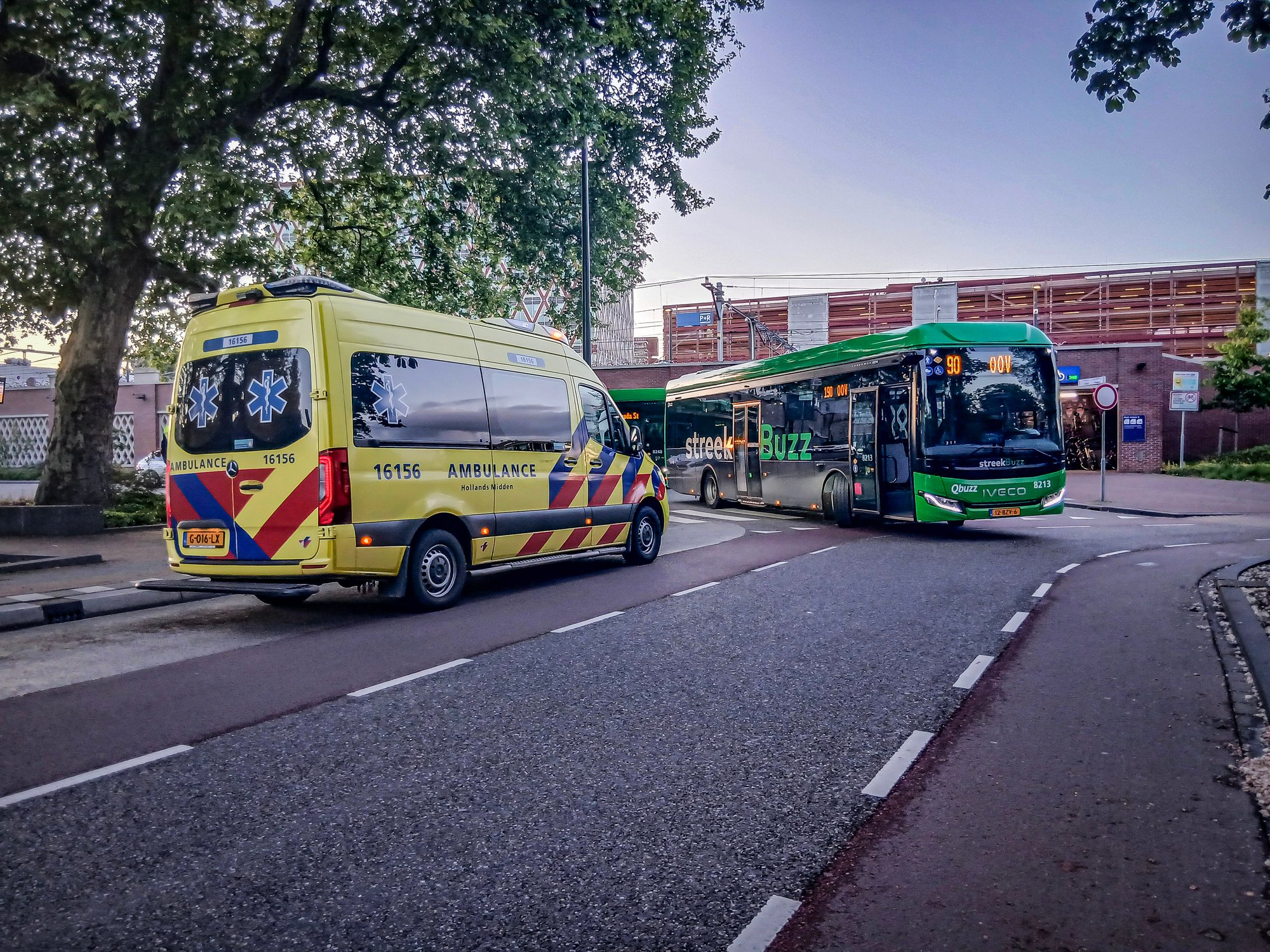 Voetganger aangereden door bus op Stationsplein in Gouda