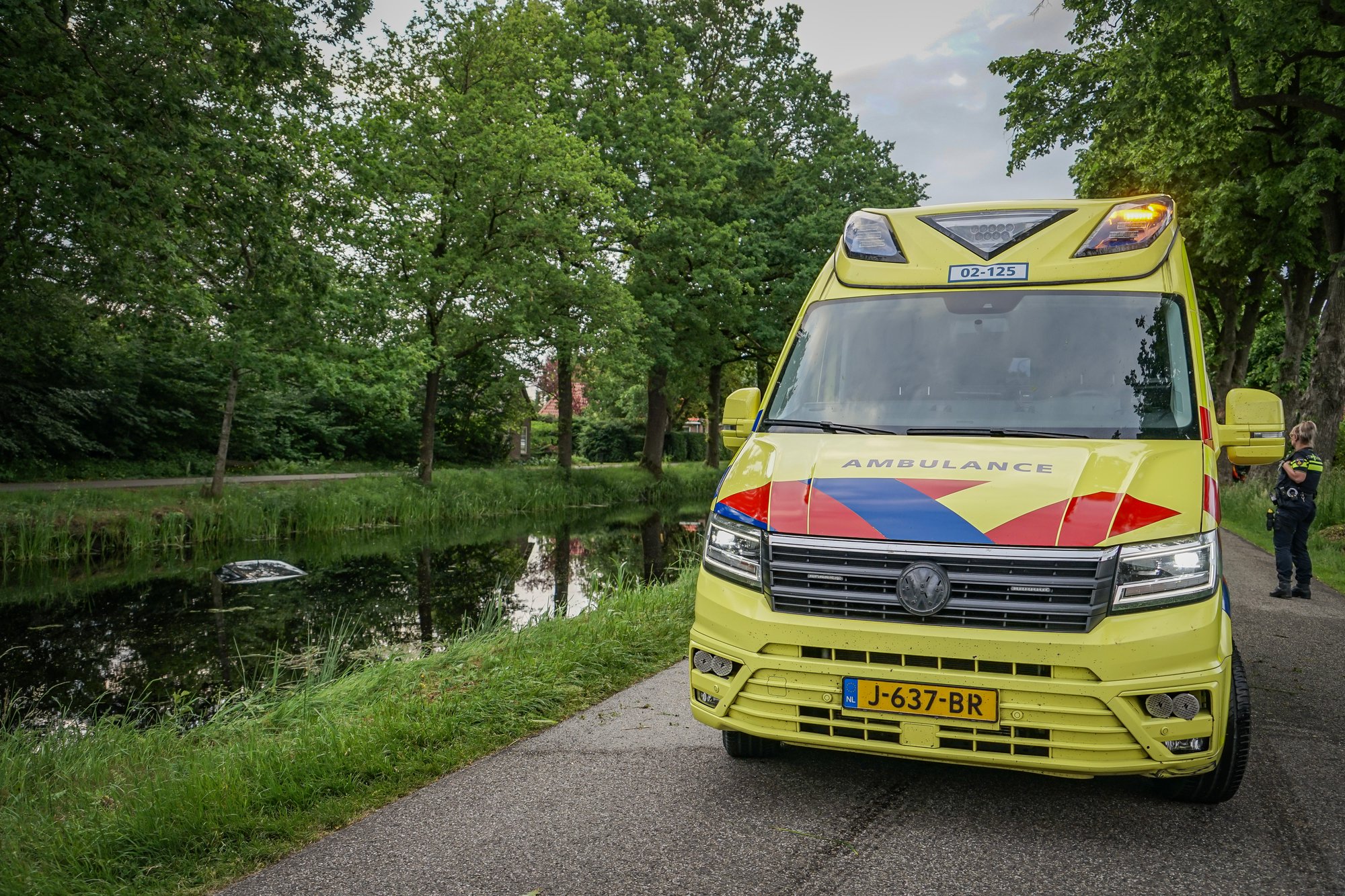 Auto belandt in vaart langs Elleboogsvaart in Haulerwijk