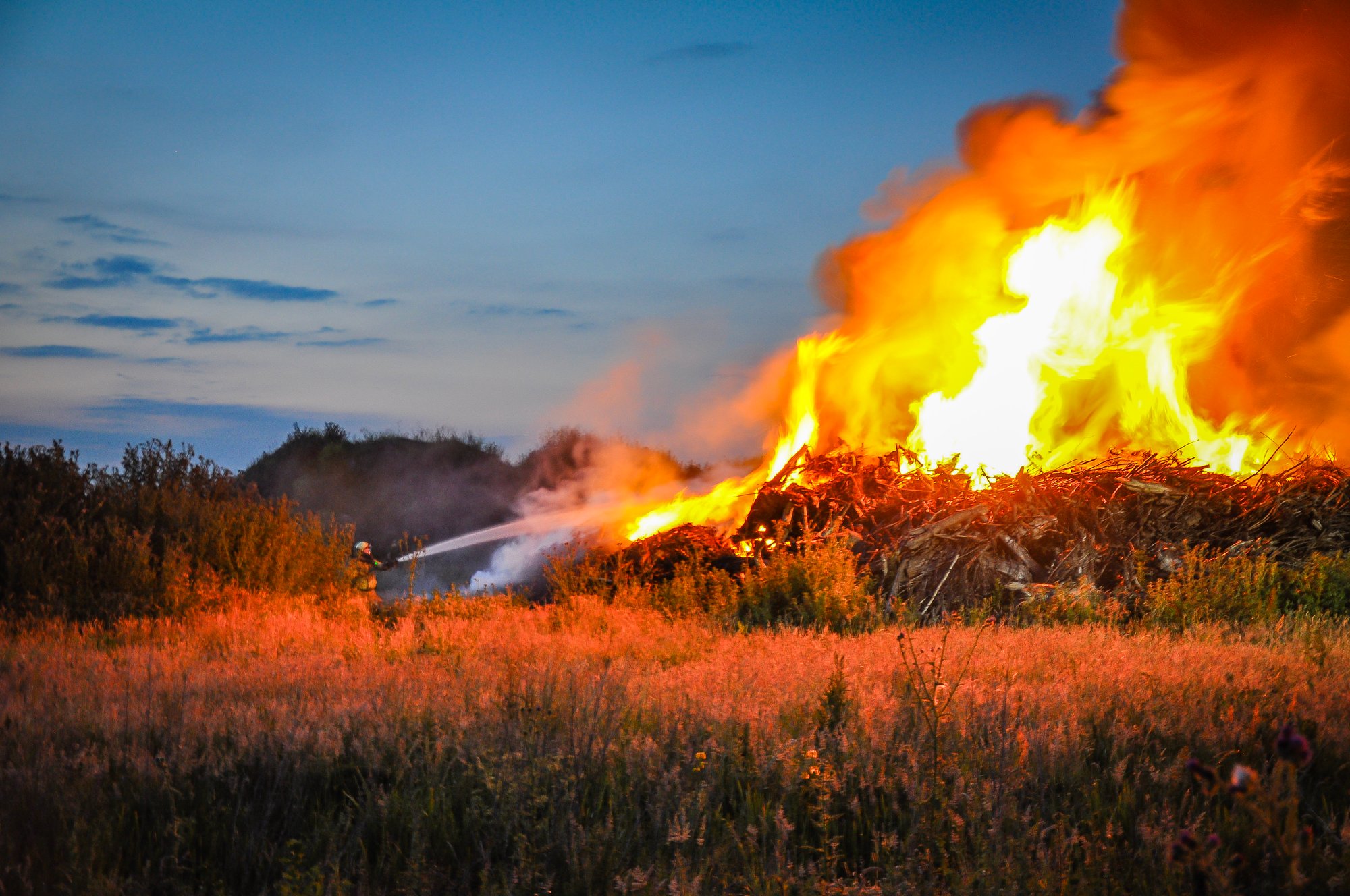 Grote brand in takkenhoop zorgt voor flinke rookontwikkeling in Amersfoort