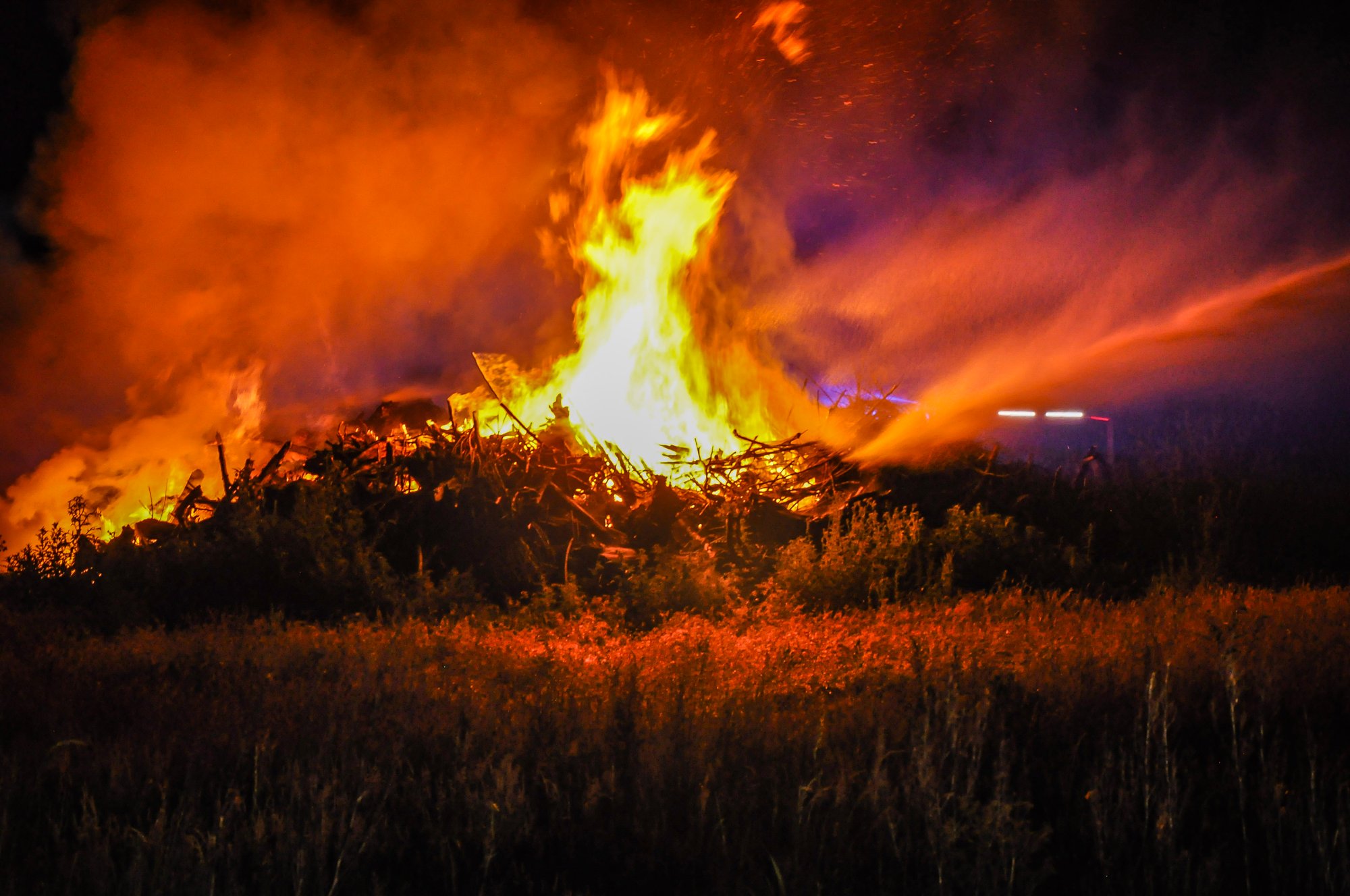 (UPDATE) Grote brand in takkenhoop zorgt voor flinke rookontwikkeling in Amersfoort