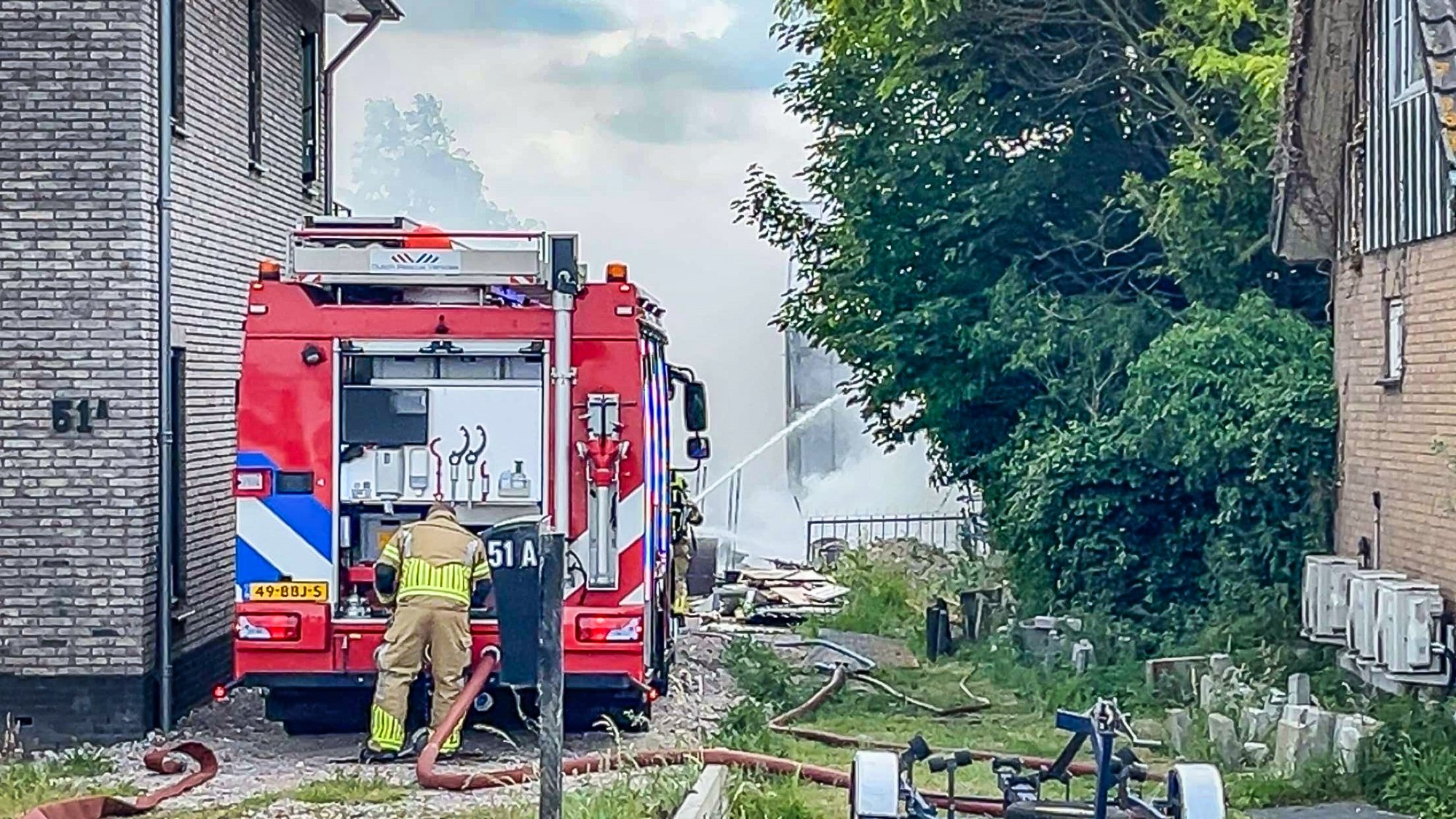 Uitslaande schuurbrand zorgt voor flinke rookontwikkeling in Nieuwveen